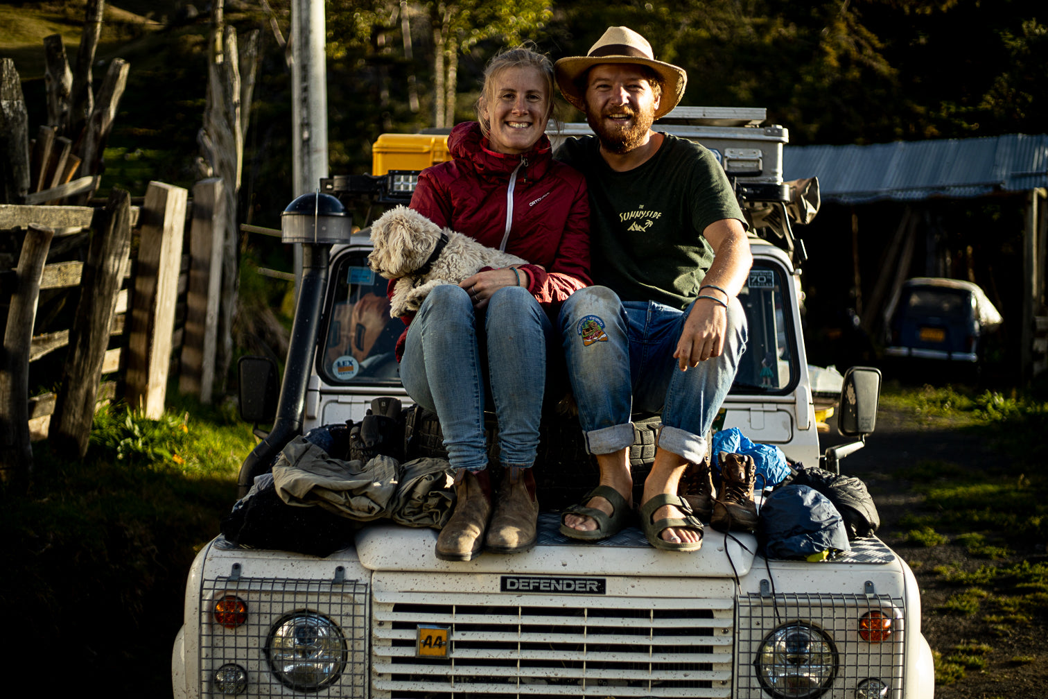 The Sunnyside unterwegs in Suedamerika im Defender mit Hund