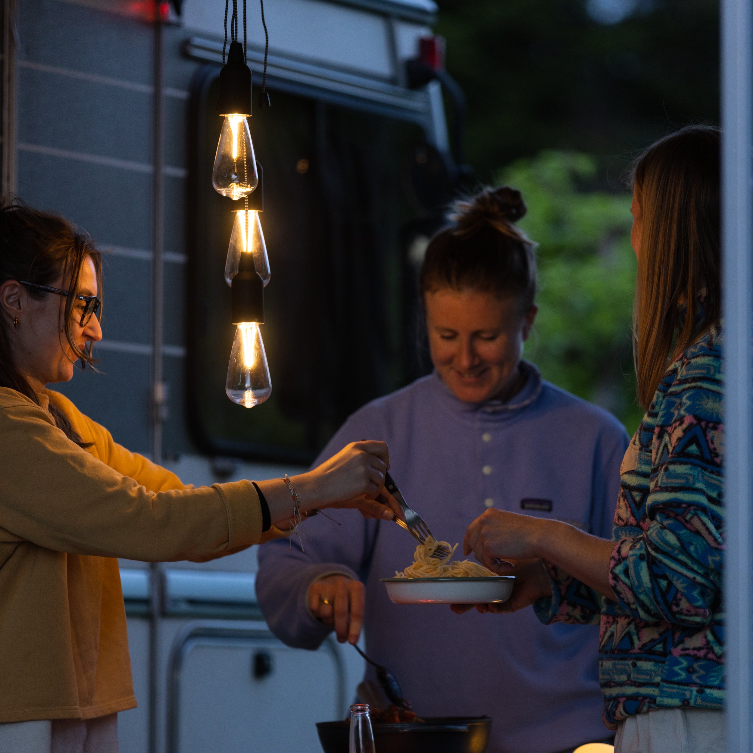 SUNNYSIDE Retro Birne erleuchtet dein Camp in warmweißem Licht