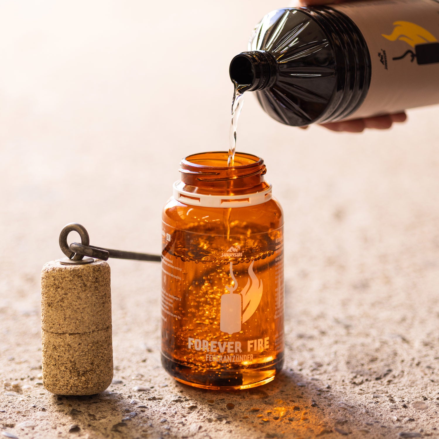 Feueranzünder: Spezial Brennöl wird in PET Dose gefüllt