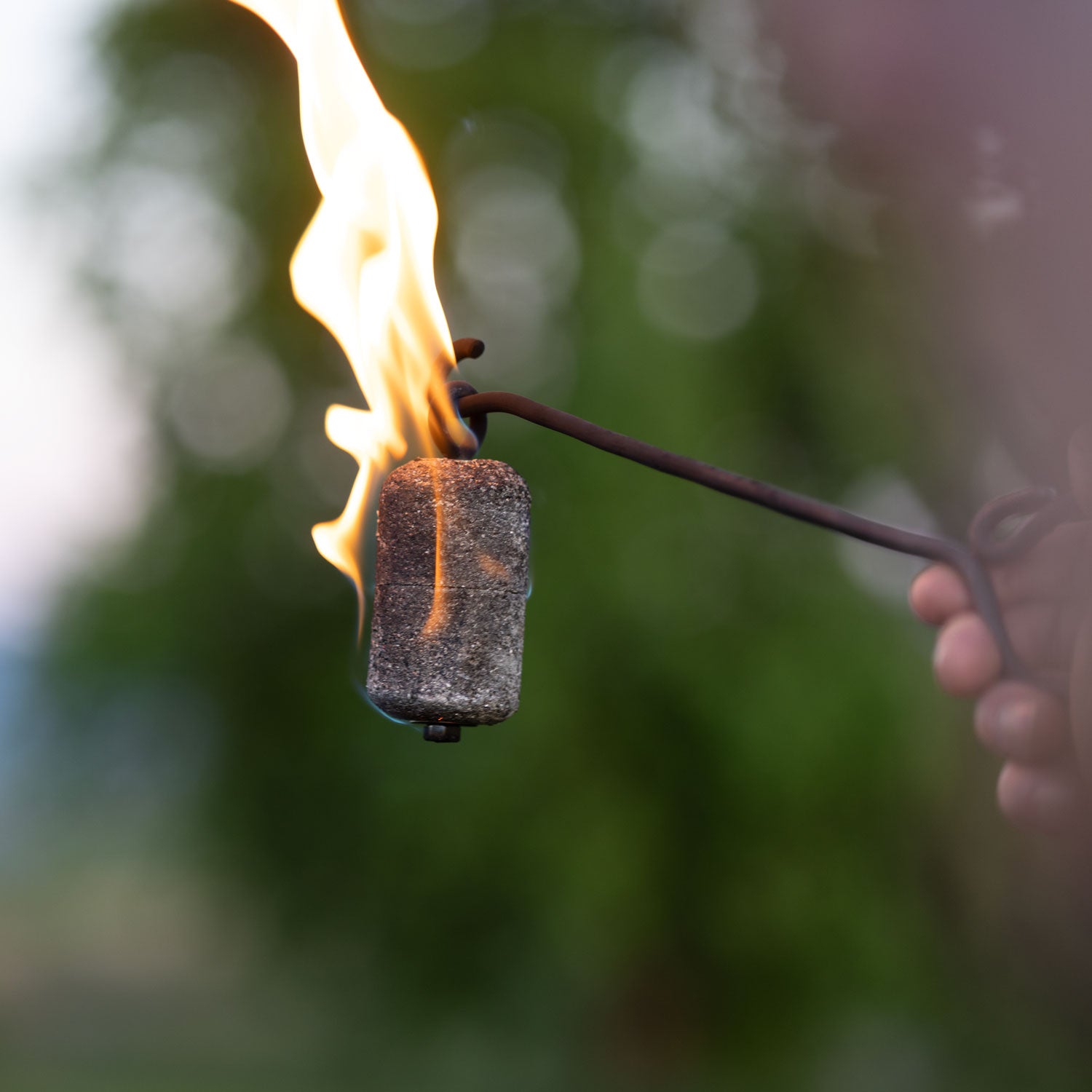 Feueranzünder brennt